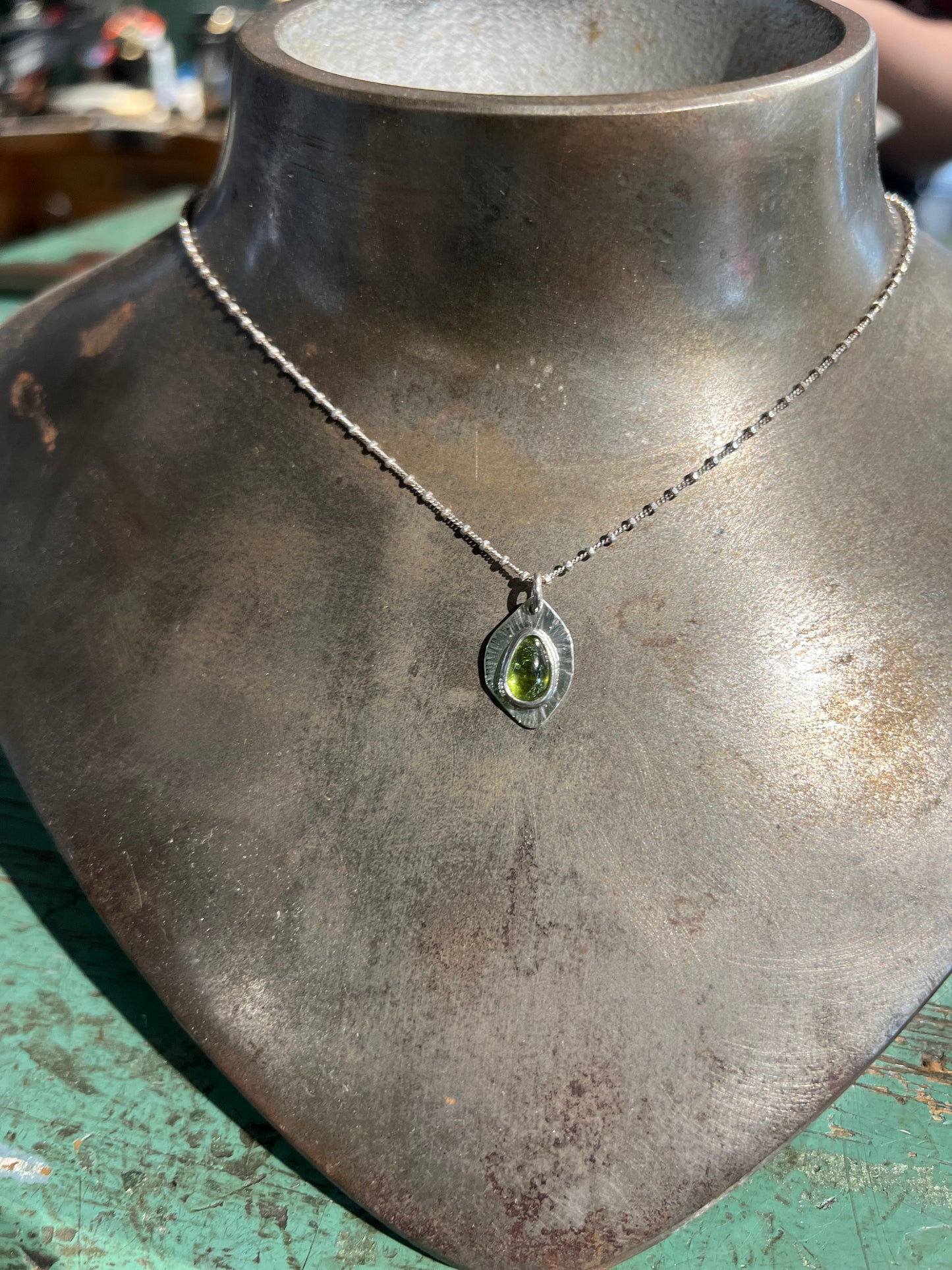 Colgante Luna Roja - Piedra preciosa de peridoto