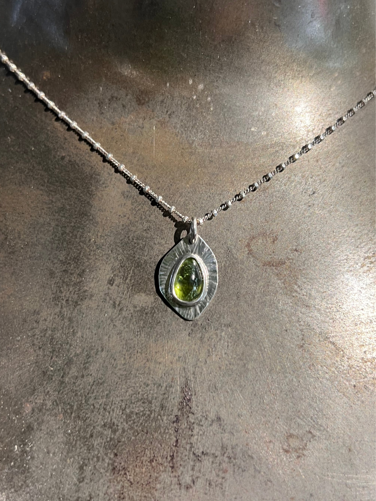 Colgante Luna Roja - Piedra preciosa de peridoto