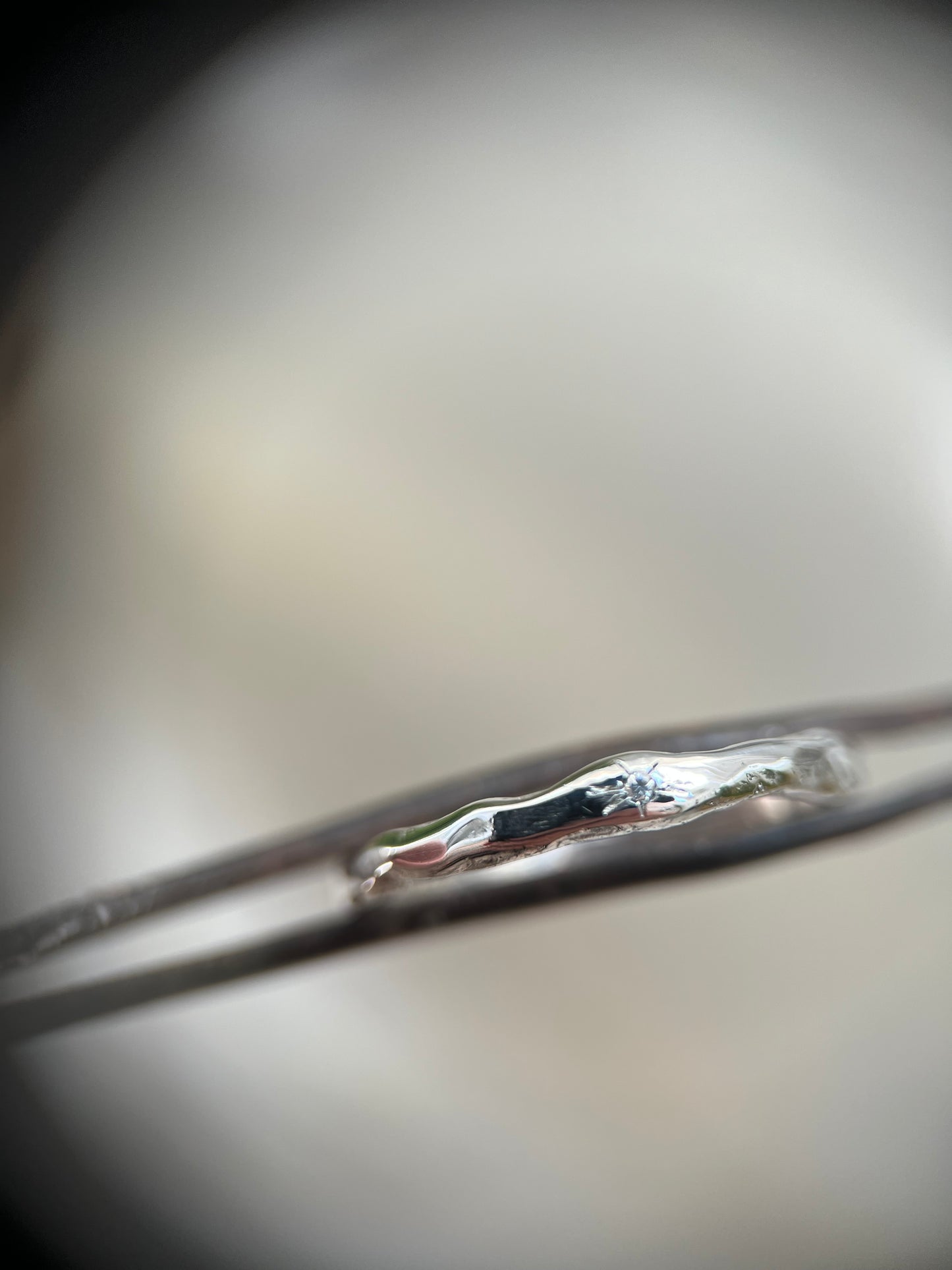 Anillo de compromiso con diamantes orgánicos