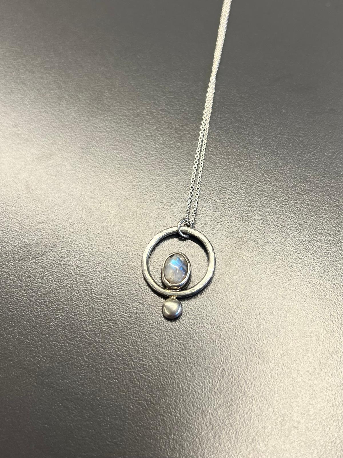 Colgante de piedra lunar