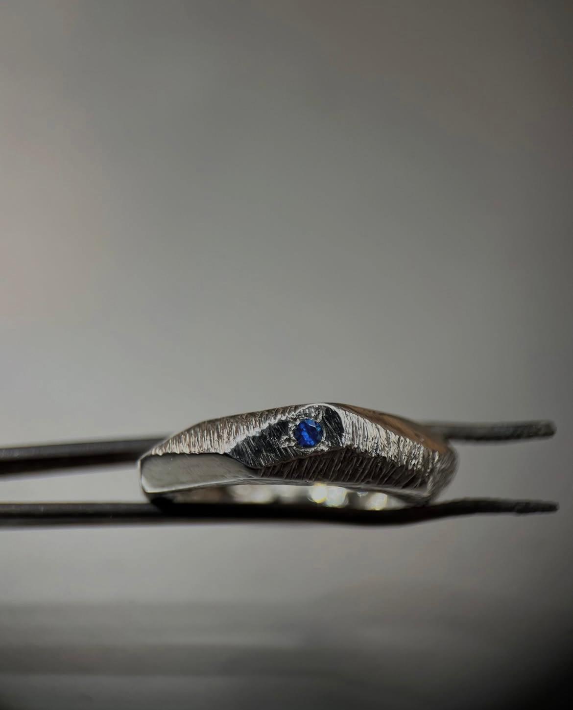 Anillo de compromiso con diamantes orgánicos
