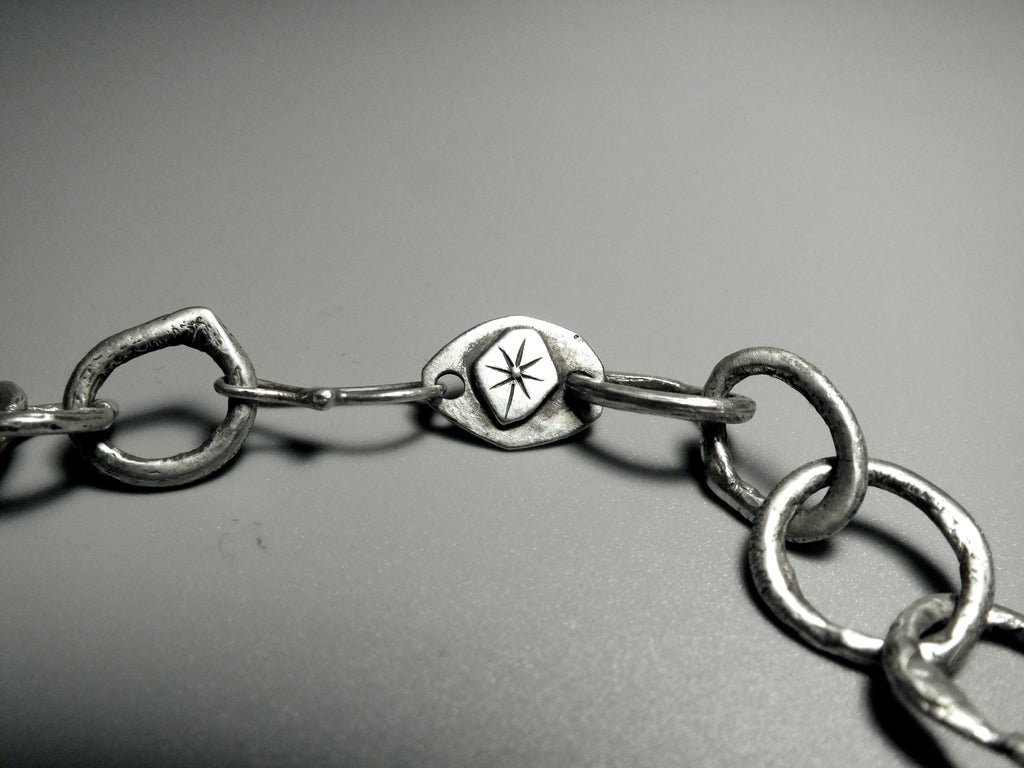 Collar de cadena martillada