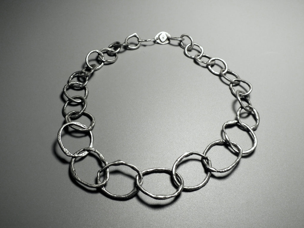 Collar de cadena martillada