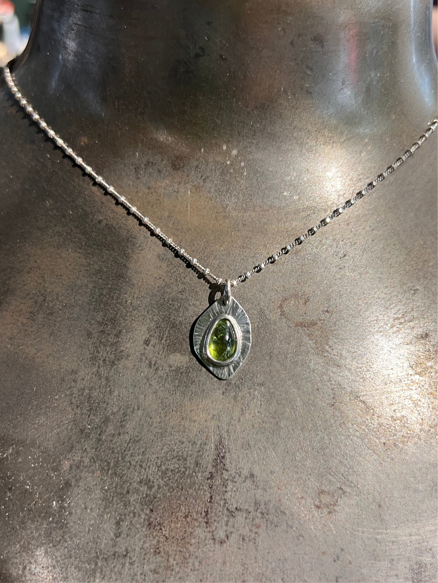 Colgante Luna Roja - Piedra preciosa de peridoto