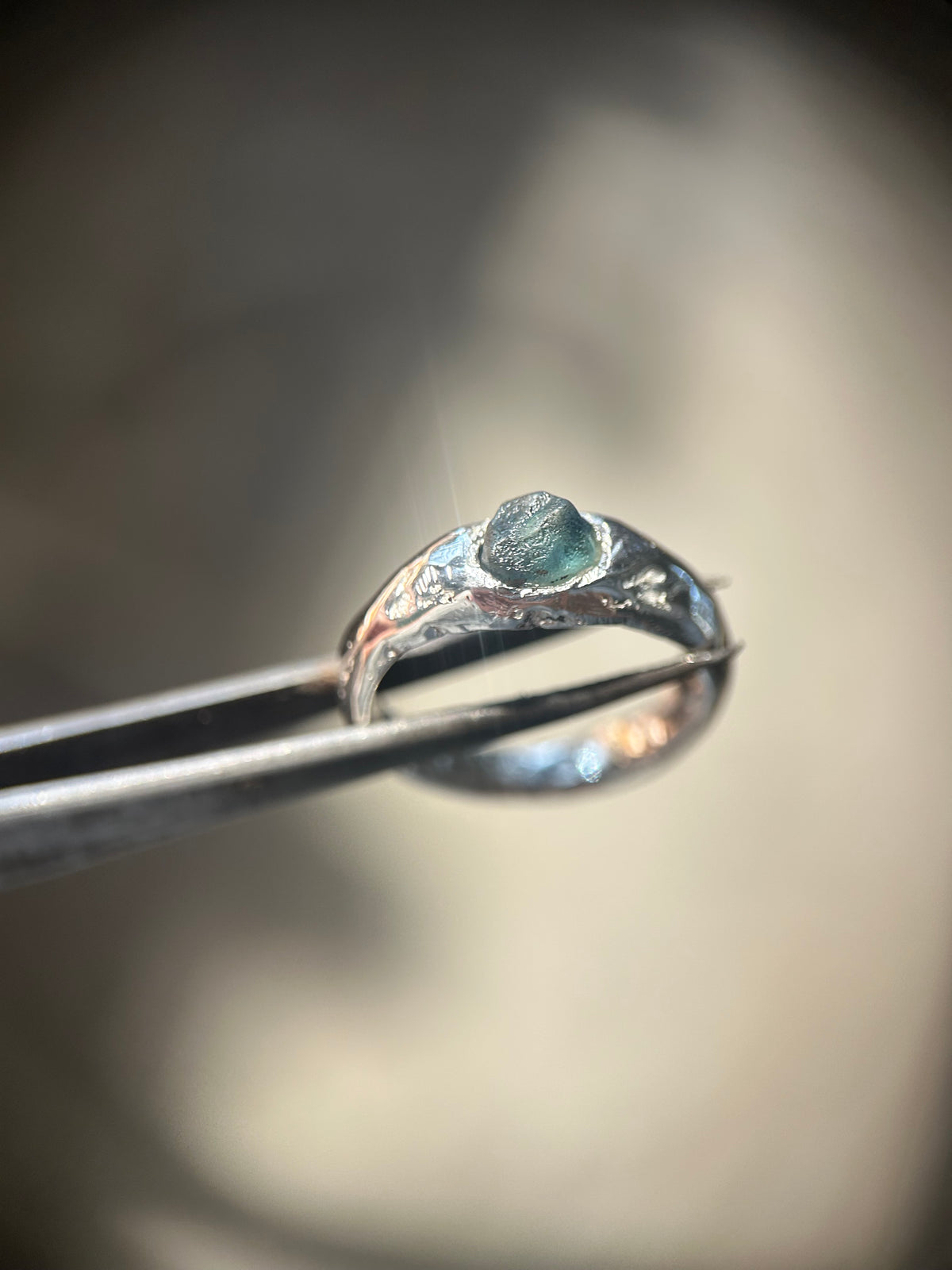 Signet Aura I rough sapphire