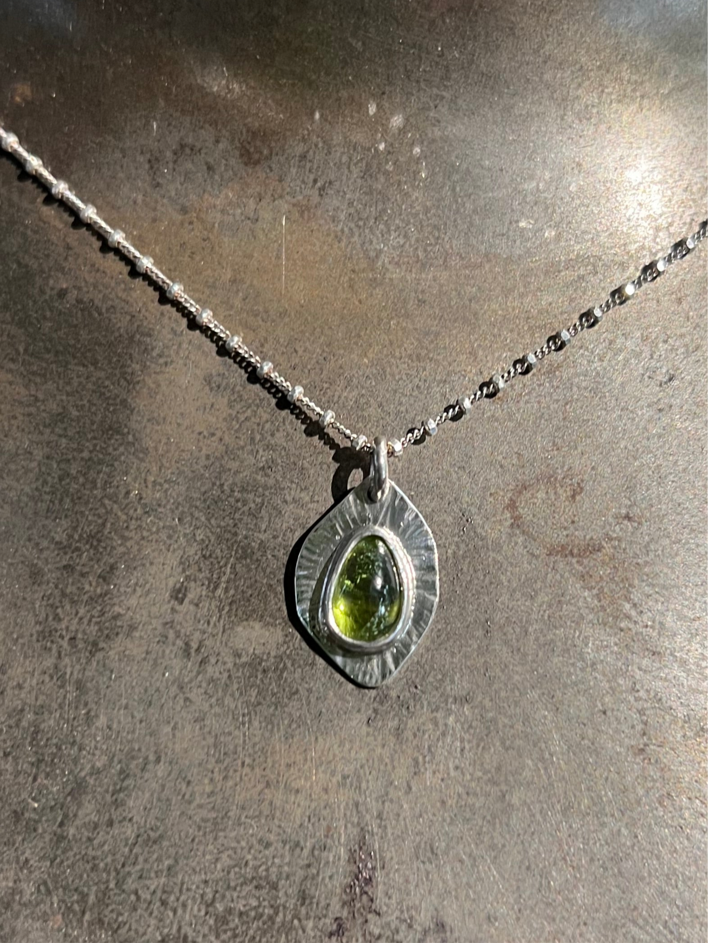 Colgante Luna Roja - Piedra preciosa de peridoto