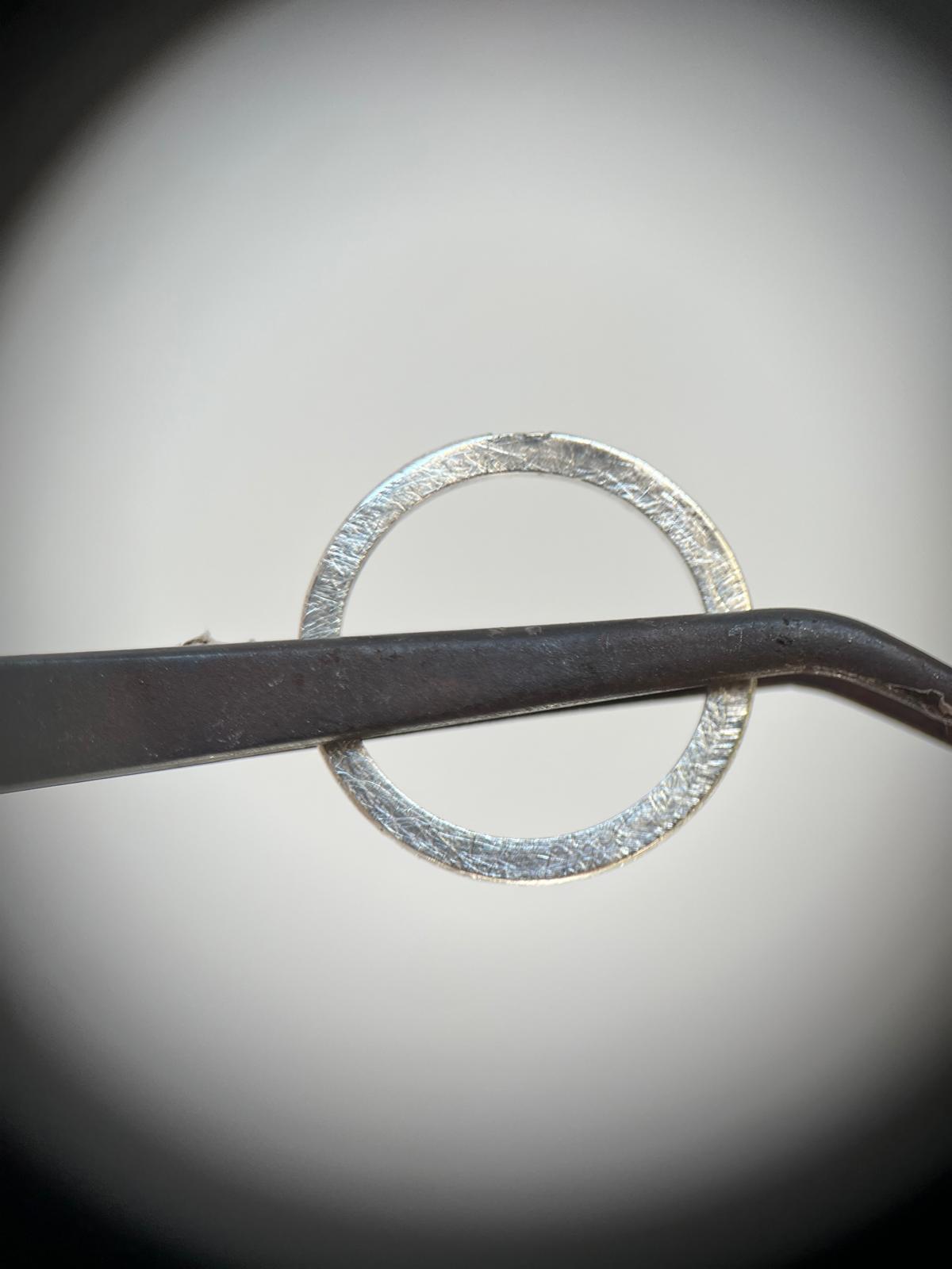 Alianzas de boda contemporáneas en oro de 18 quilates con efecto hielo.