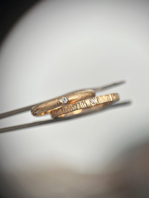 Fedi nuziali classiche in oro 18k - Effetto ghiaccio con diamante