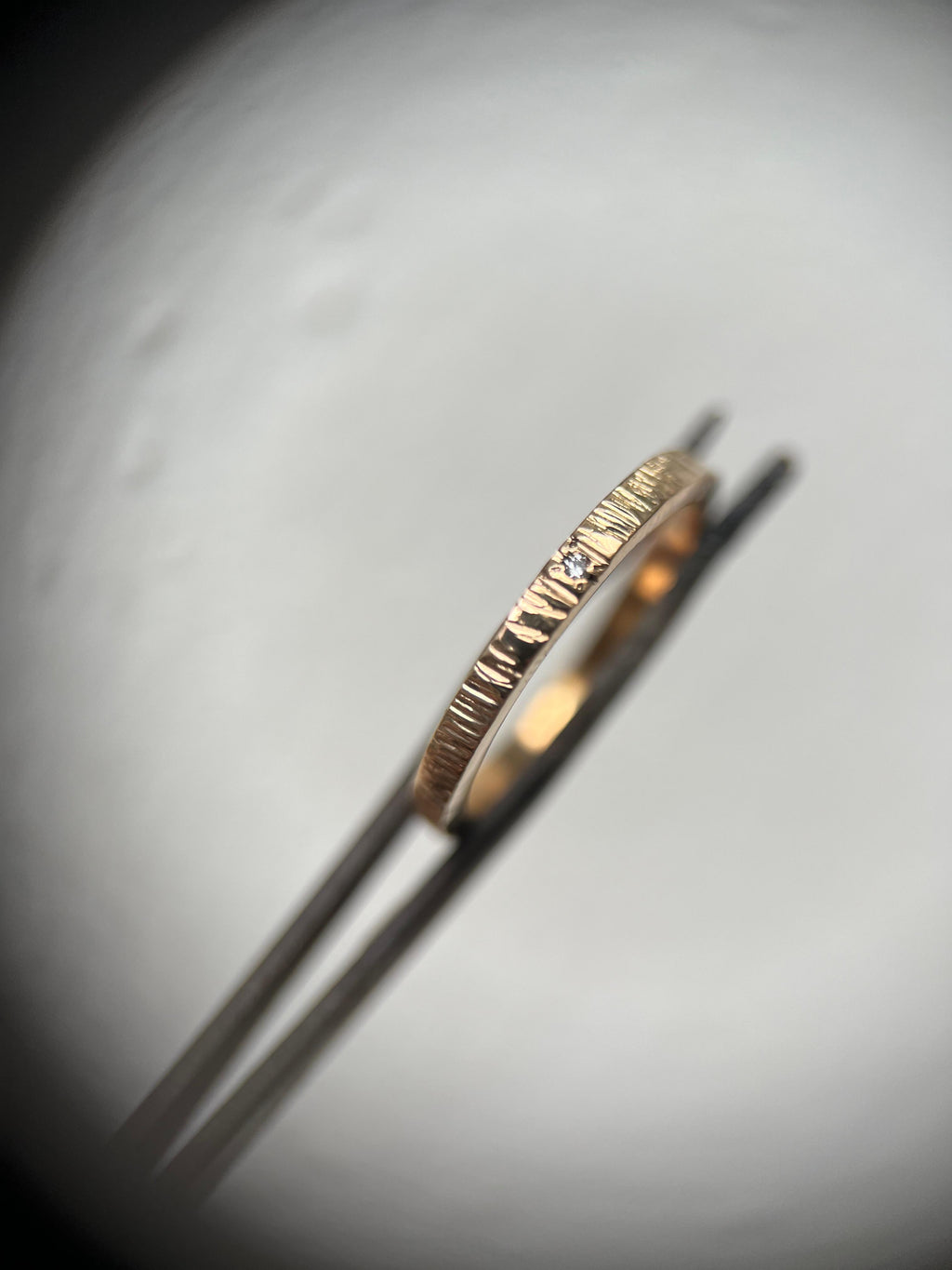 Fedi nuziali classiche in oro 18k - Effetto martellato con diamante